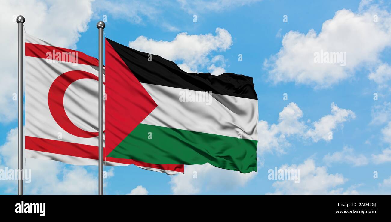 Le nord de Chypre et de brandir le drapeau de la Palestine dans le vent contre ciel bleu nuageux blanc ensemble. Concept de diplomatie, de relations internationales. Banque D'Images