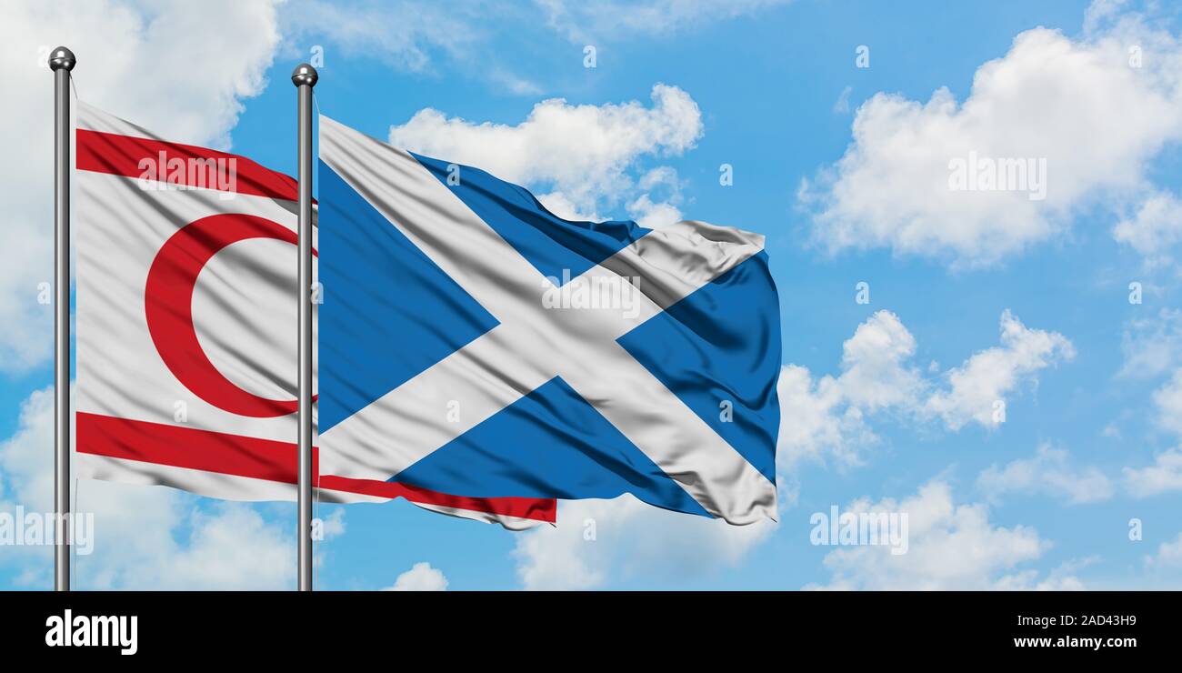 Le nord de Chypre et de brandir le drapeau de l'Écosse dans le vent contre ciel bleu nuageux blanc ensemble. Concept de diplomatie, de relations internationales. Banque D'Images