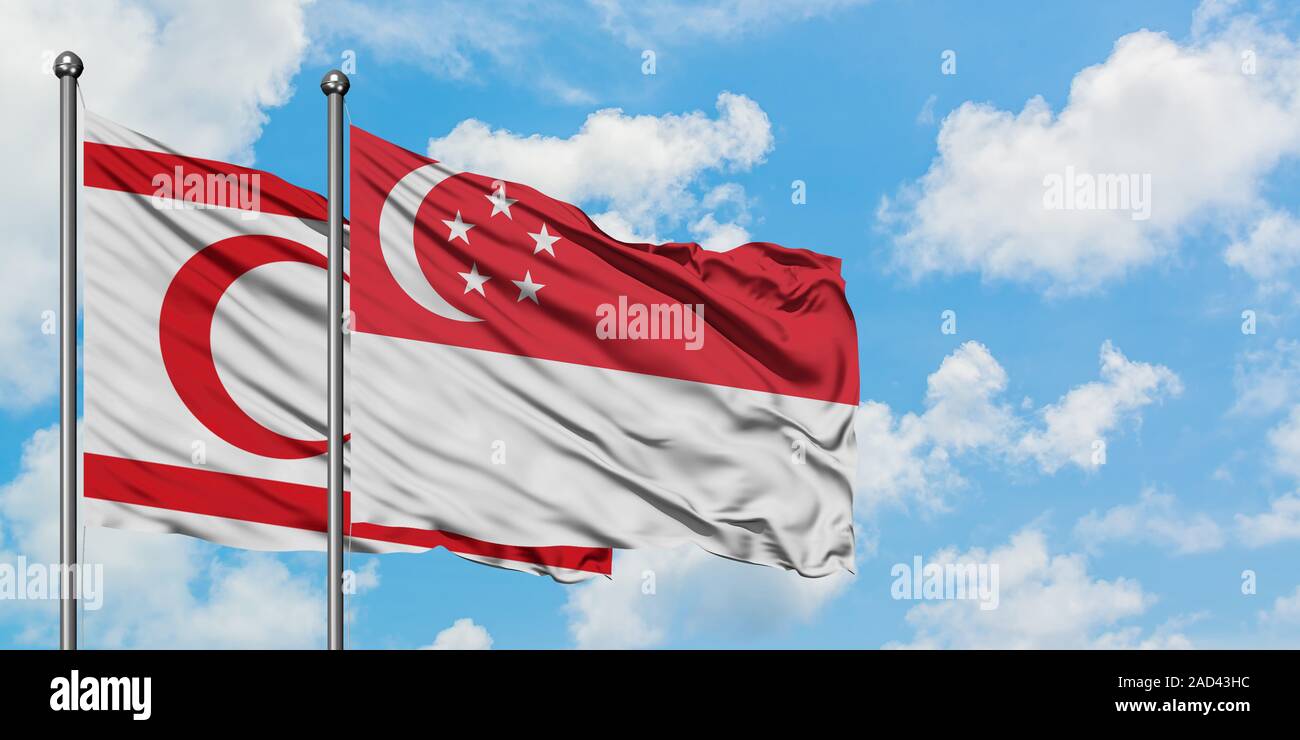 Le nord de Chypre et de brandir le drapeau de Singapour dans le vent contre ciel bleu nuageux blanc ensemble. Concept de diplomatie, de relations internationales. Banque D'Images