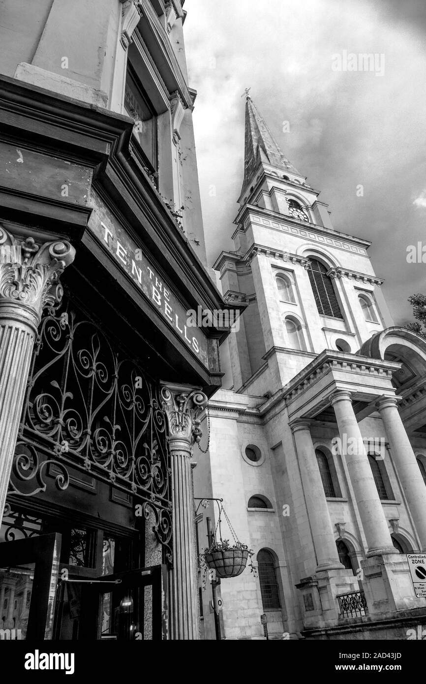 La célèbre rue Fournier dans l'East End de Londres, Angleterre. Situé à Spitalfields c'est un domaine associé, ainsi que les "Dix cloches' pub, et C Banque D'Images