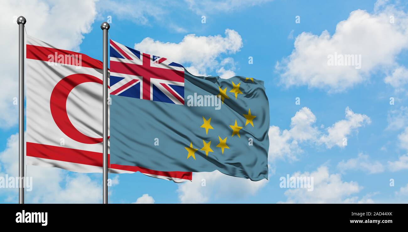 Le nord de Chypre et de brandir le drapeau Tuvalu dans le vent contre ciel bleu nuageux blanc ensemble. Concept de diplomatie, de relations internationales. Banque D'Images