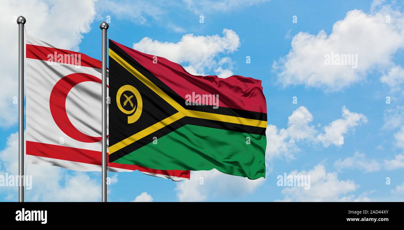 Le nord de Chypre et de brandir le drapeau de Vanuatu dans le vent contre ciel bleu nuageux blanc ensemble. Concept de diplomatie, de relations internationales. Banque D'Images