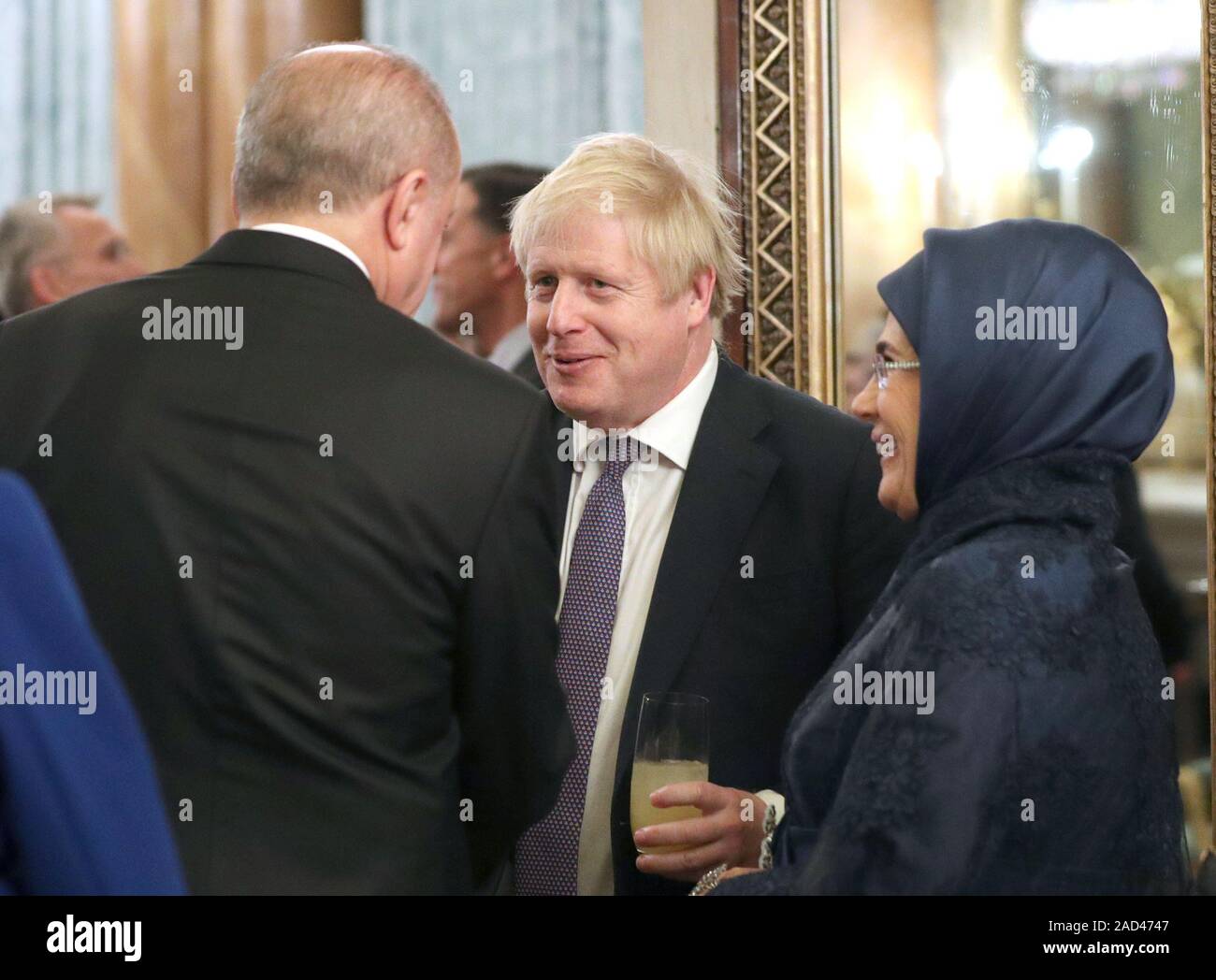 Premier ministre Boris Johnson, accueille le Président turc, Recep Tayyip Erdogan et son épouse Emine, lors d'une réception à Buckingham Palace, Londres, comme les dirigeants de l'Otan pour célébrer 70 ans de l'alliance. Banque D'Images