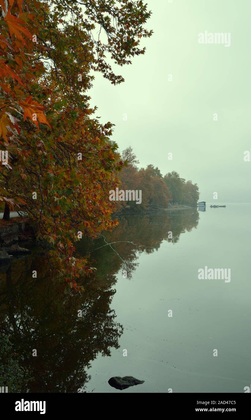 La réflexion et le lac banques ciel sombre au matin d'automne Banque D'Images