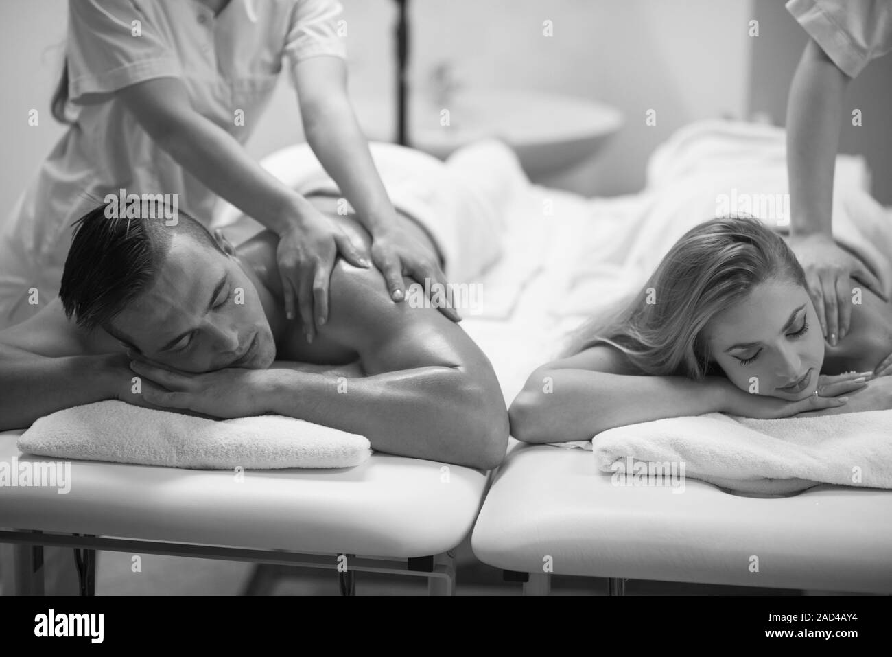 Couple recevant un massage arrière Banque D'Images
