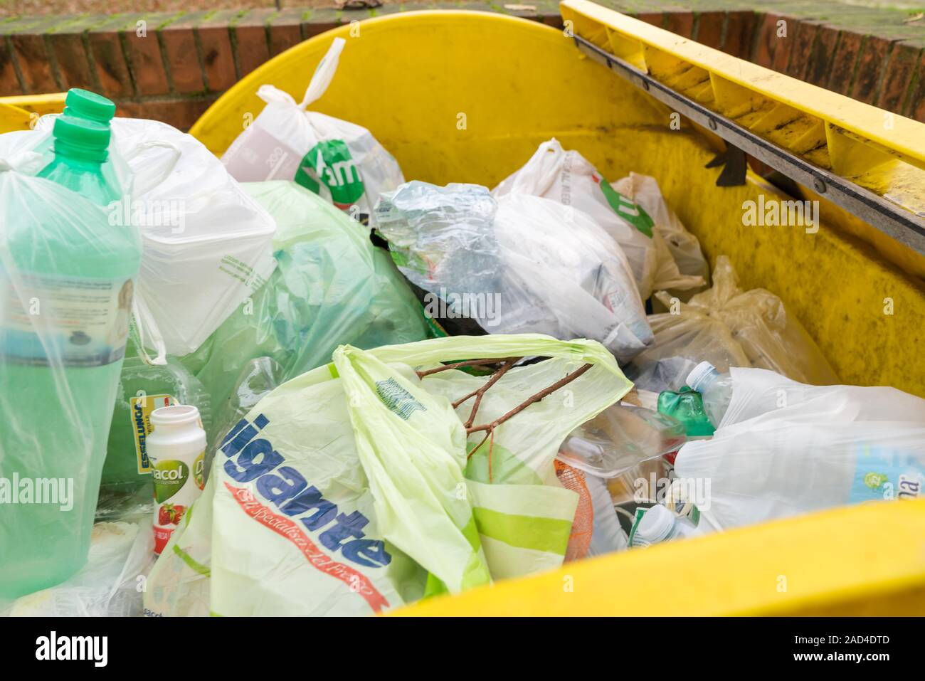 Milan, Italie - 02 décembre 2019 : la collecte sélective des déchets, les bacs à ordures big yellow en plastique plein d'ordures Banque D'Images