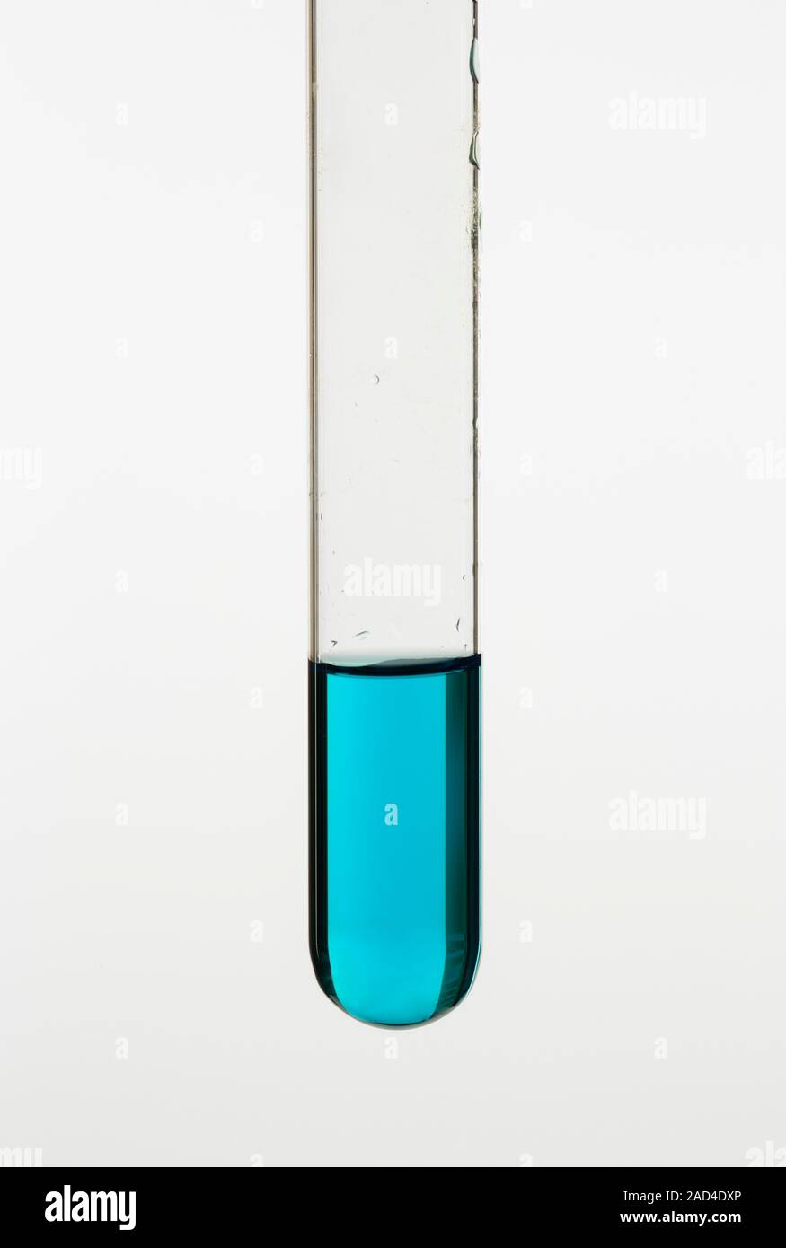 Chlorure de cuivre (II) (CuCl2) solution. Lors de l'hydroxyde de sodium est  ajouté à une solution de chlorure de cuivre (II) un précipité de couleur  bleue est formé. Thi Photo Stock -