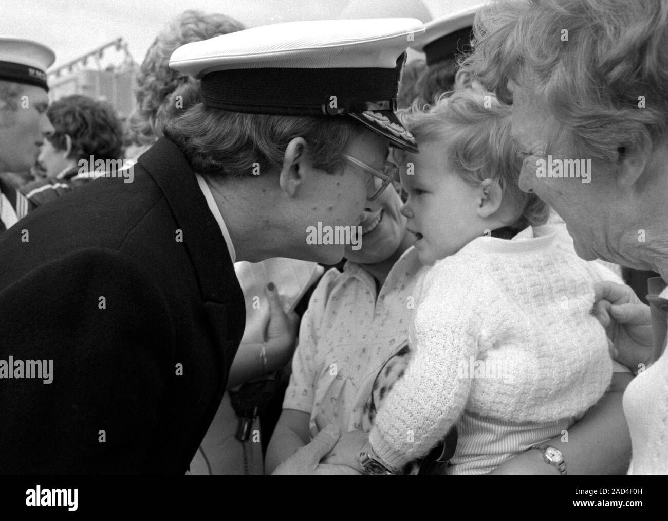 AJAXNETPHOTO. 19ème juin, 1982.Portsmouth, Angleterre. - Anciens combattants des Malouines - UN AGENT DE LA CLASSE DE SHEFFIELD (TYPE 42/1&2) destroyer HMS GLASGOW REÇOIT UN ACCUEIL CHALEUREUX DE sa jeune famille lorsque sa bombe endommagé navire est retourné à Portsmouth en 1982. PHOTO:JONATHAN EASTLAND/AJAX. REF:HD NA GLAS 82 22. Banque D'Images