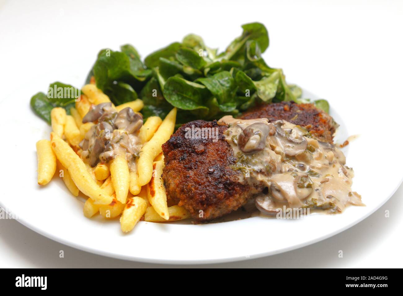 La forme de doigts avec boulettes boulettes de pommes de terre, salade de maïs et la sauce aux champignons à la crème Banque D'Images