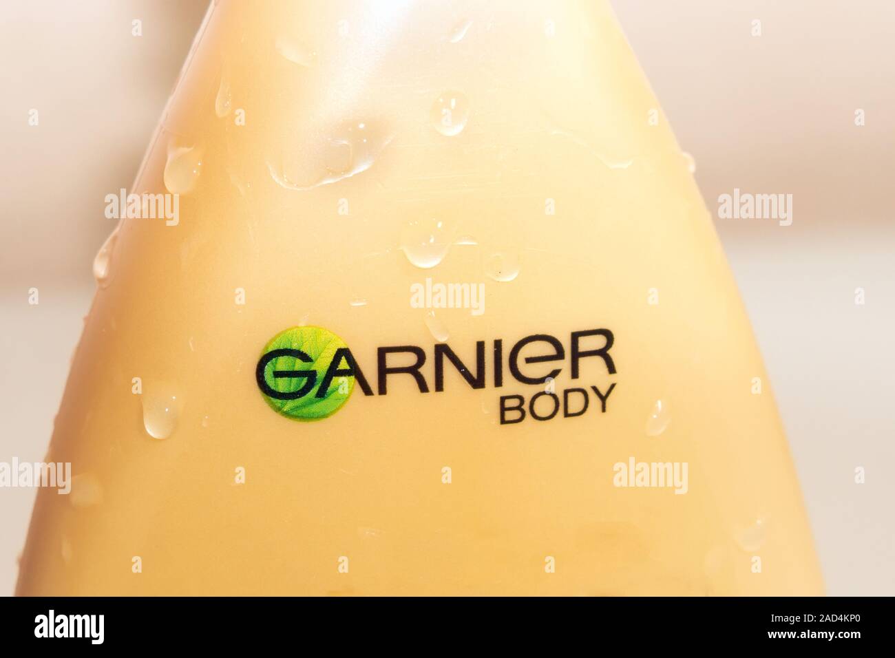 Tioumen, Russie - 25 novembre 2019 : garnier logo bobody close-up. Shampooing cheveux lait Garnier Banque D'Images