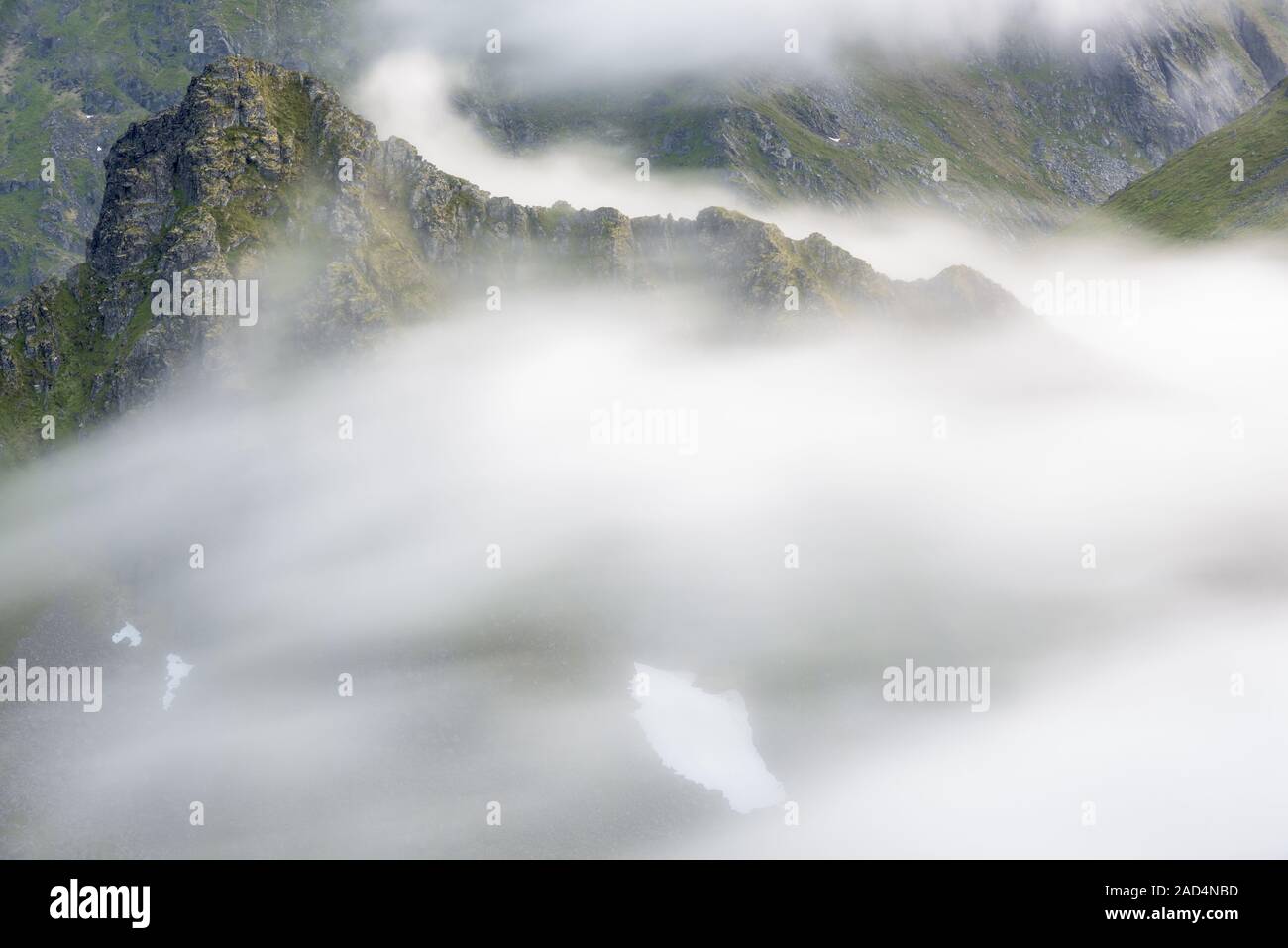 L'humeur de brouillard dans les montagnes, Flakstadsoeya, Lofoten, Norvège Banque D'Images