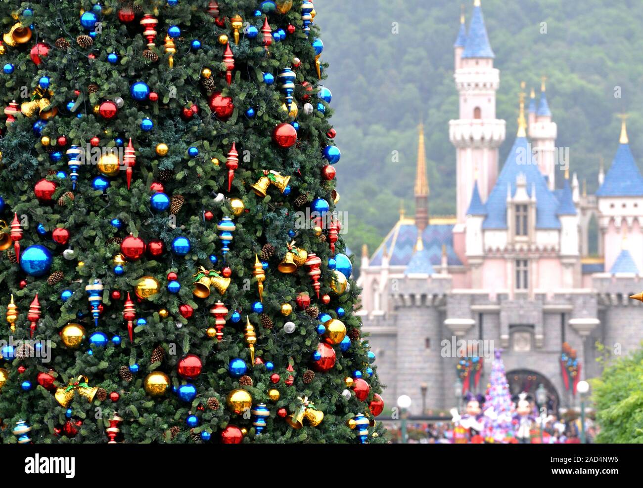 Hong KONG - NOVEMBRE 2015 : arbre de Noël et château rose à Disney Land avant le nouvel an et les vacances d'hiver à Hong Kong en novembre 2014 en Chine Banque D'Images
