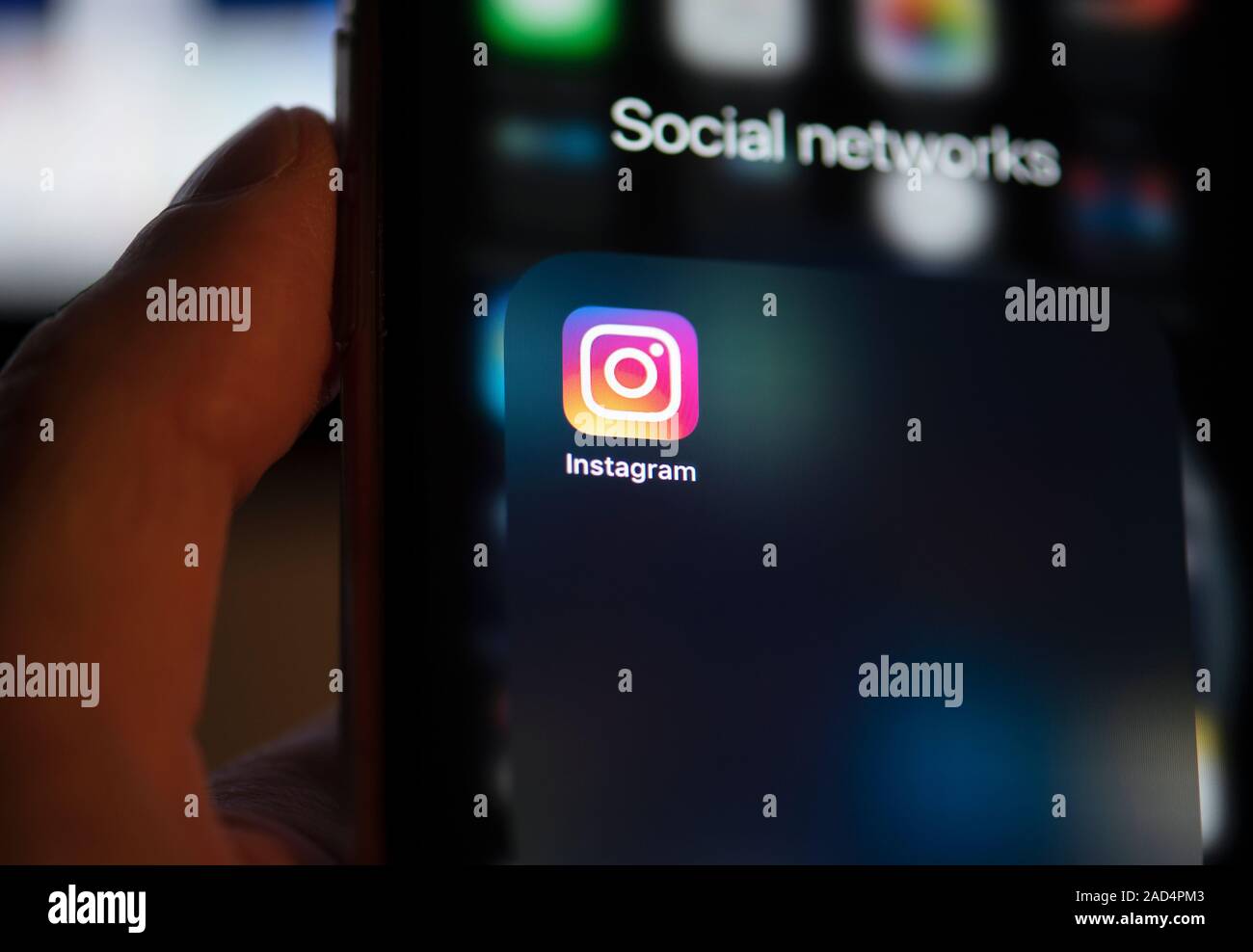 NY - NOV 25: Dark Theme et Instagram application ou application sur Écran de téléphone mobile le 25 novembre 2019 aux Etats-Unis Banque D'Images