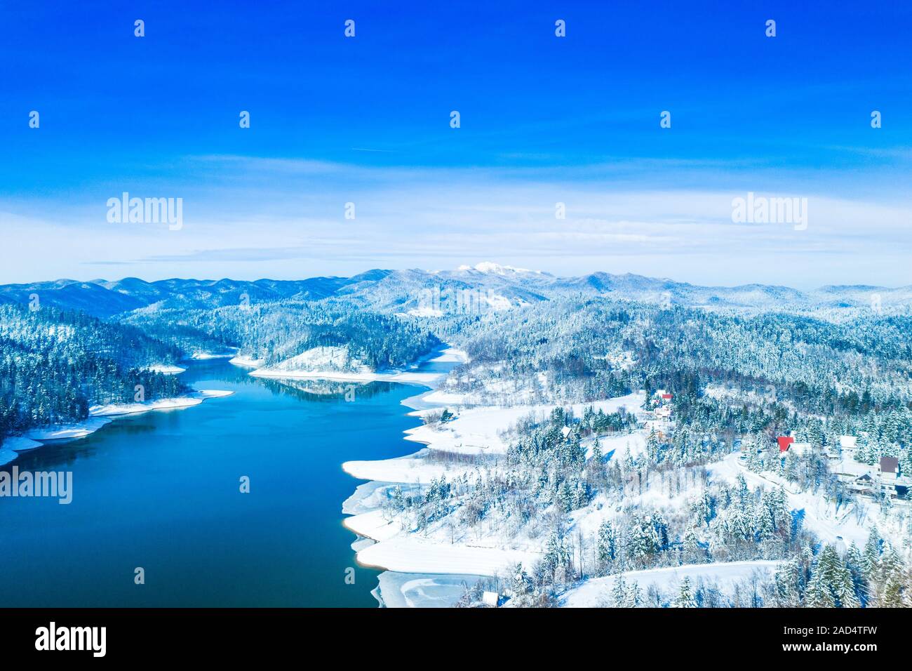 L'hiver en Croatie. Panorama du lac Lokvarsko et les bois sous la neige dans la région de Gorski kotar et Risnjak, montagne en arrière-plan de drone. Banque D'Images
