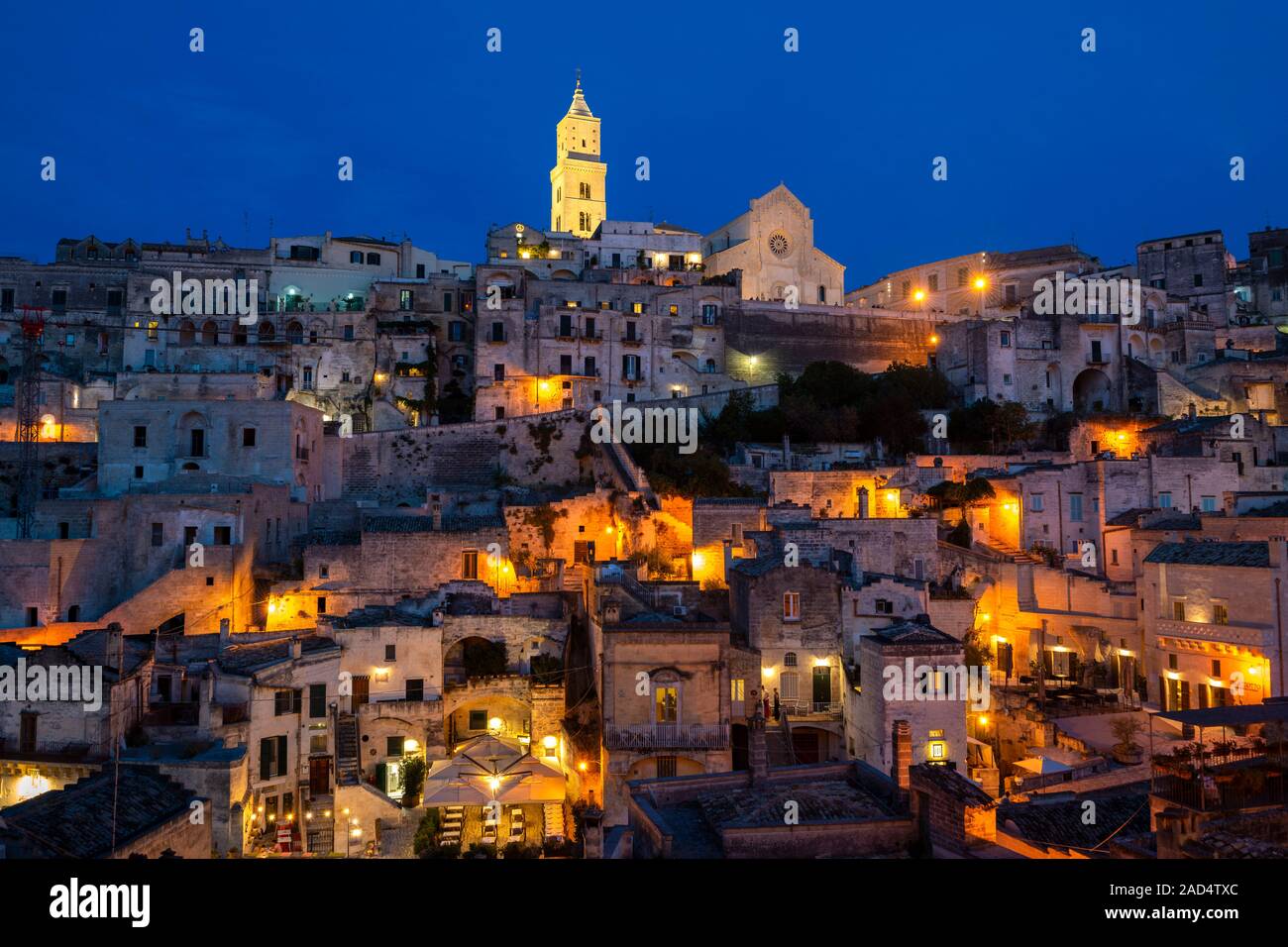 Vue de nuit via l'ensemble de la cathédrale de Matera Sasso Barisano dans quartier de sassi de Matera, Basilicate région, le sud de l'Italie Banque D'Images