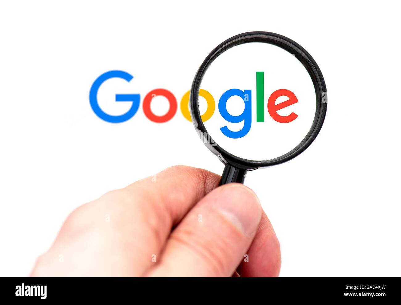 NY - NOV 25: Nouveau Logotype GOOGLE avec loupe devant le moniteur, Google Page d'accueil le 25 novembre. 2019 aux États-Unis Banque D'Images
