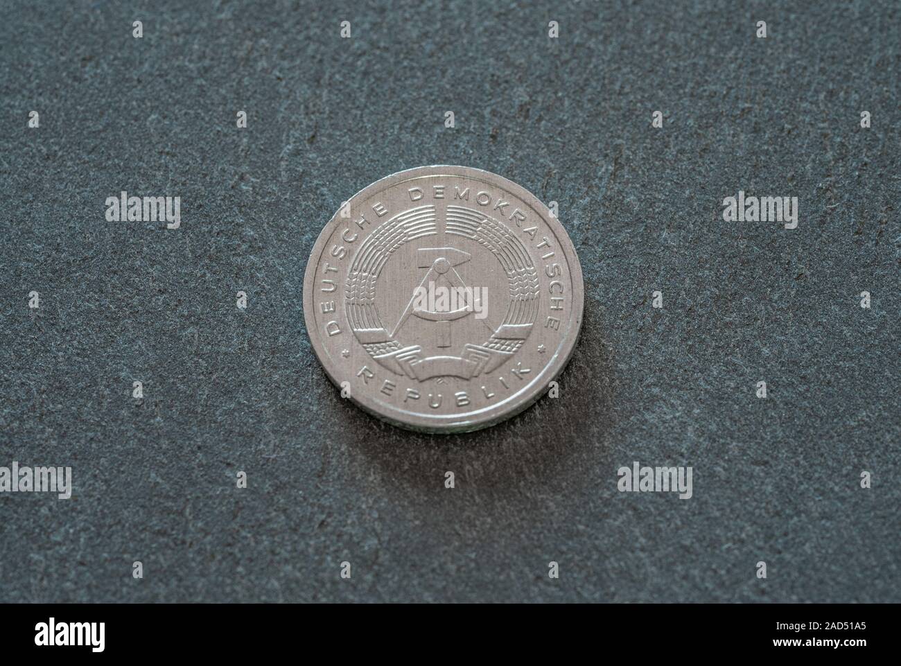 Retour d'une activité abandonnée est un Pfennig (ein Pfennig) morceau Banque D'Images