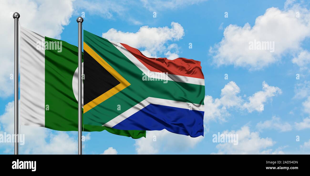 Le Pakistan et l'Afrique du Sud drapeaux dans le vent contre ciel bleu nuageux blanc ensemble. Concept de diplomatie, de relations internationales. Banque D'Images