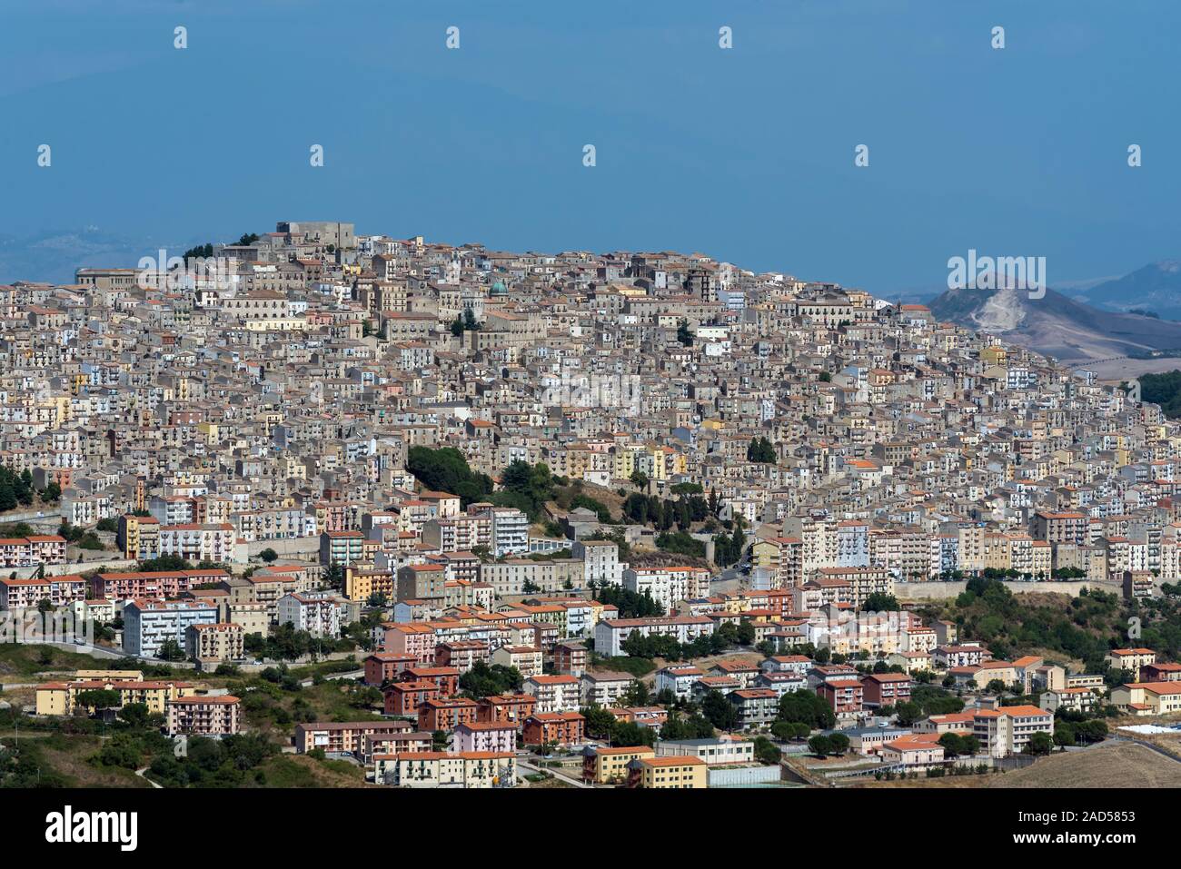 La vieille ville de Gangi en Sicile avec la silhouette de l'Etna à l'arrière Banque D'Images