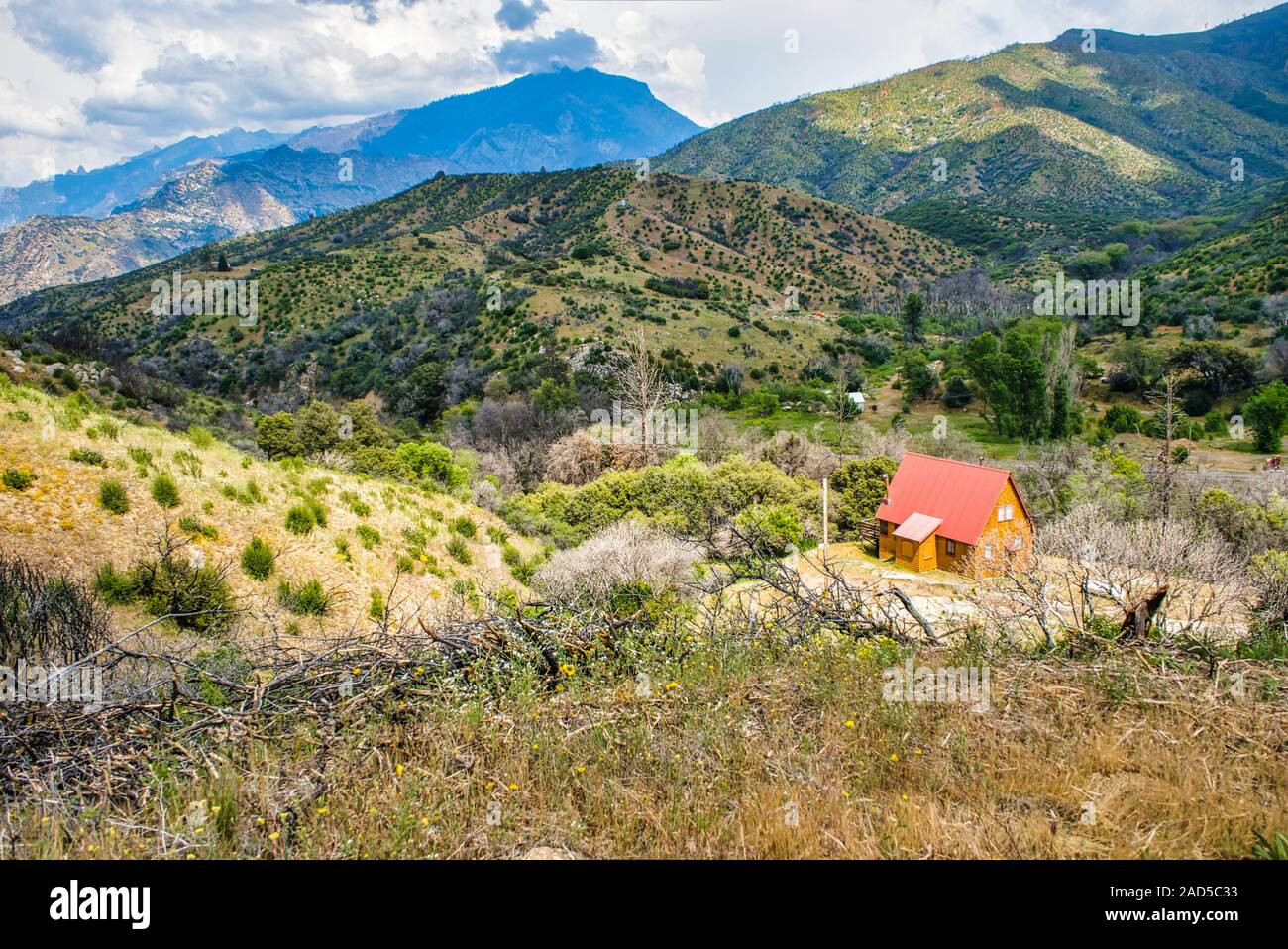Petite maison entouré de montagnes dans la forêt nationale de Sequoia,California,USA Banque D'Images