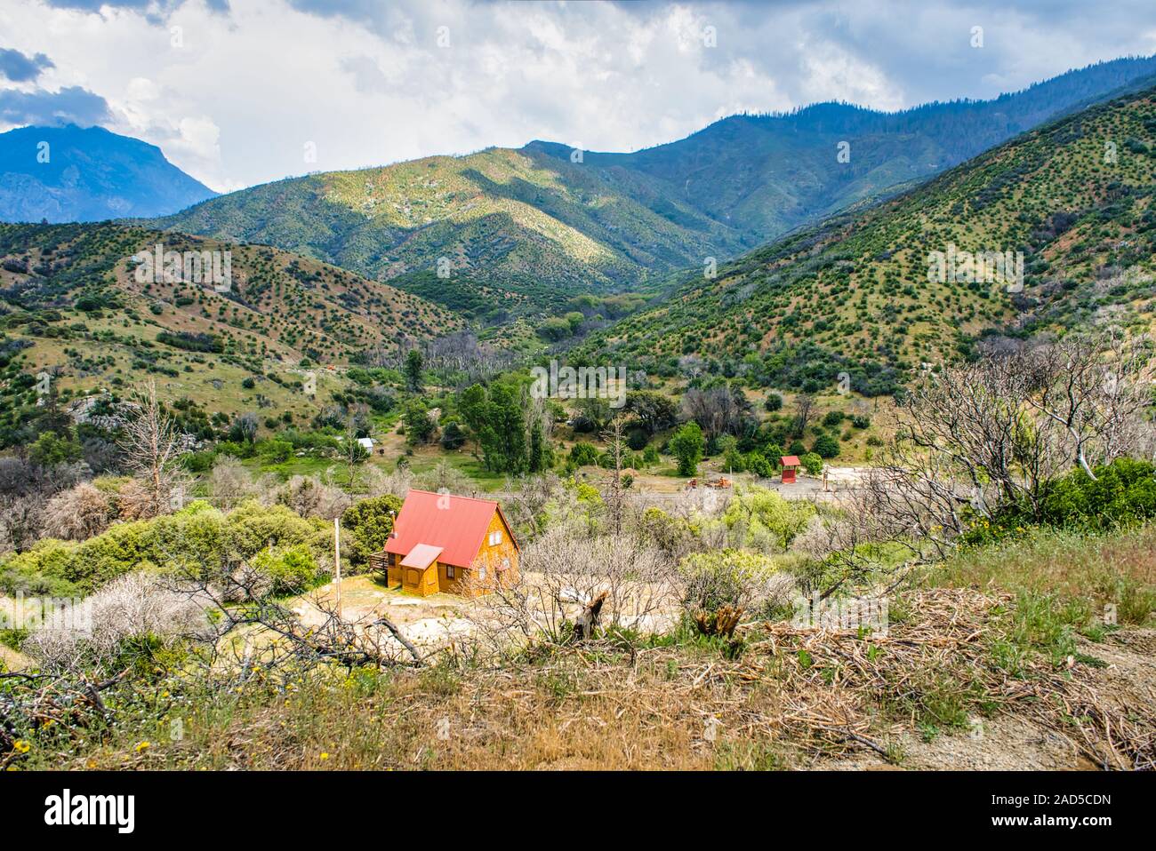 Petite maison entouré de montagnes dans la forêt nationale de Sequoia,California,USA Banque D'Images