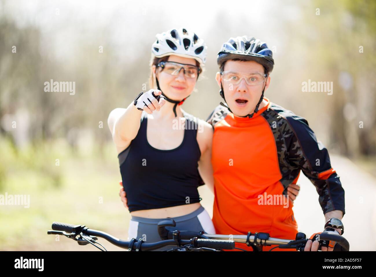 Les jeunes cyclistes, axé sur la main Banque D'Images