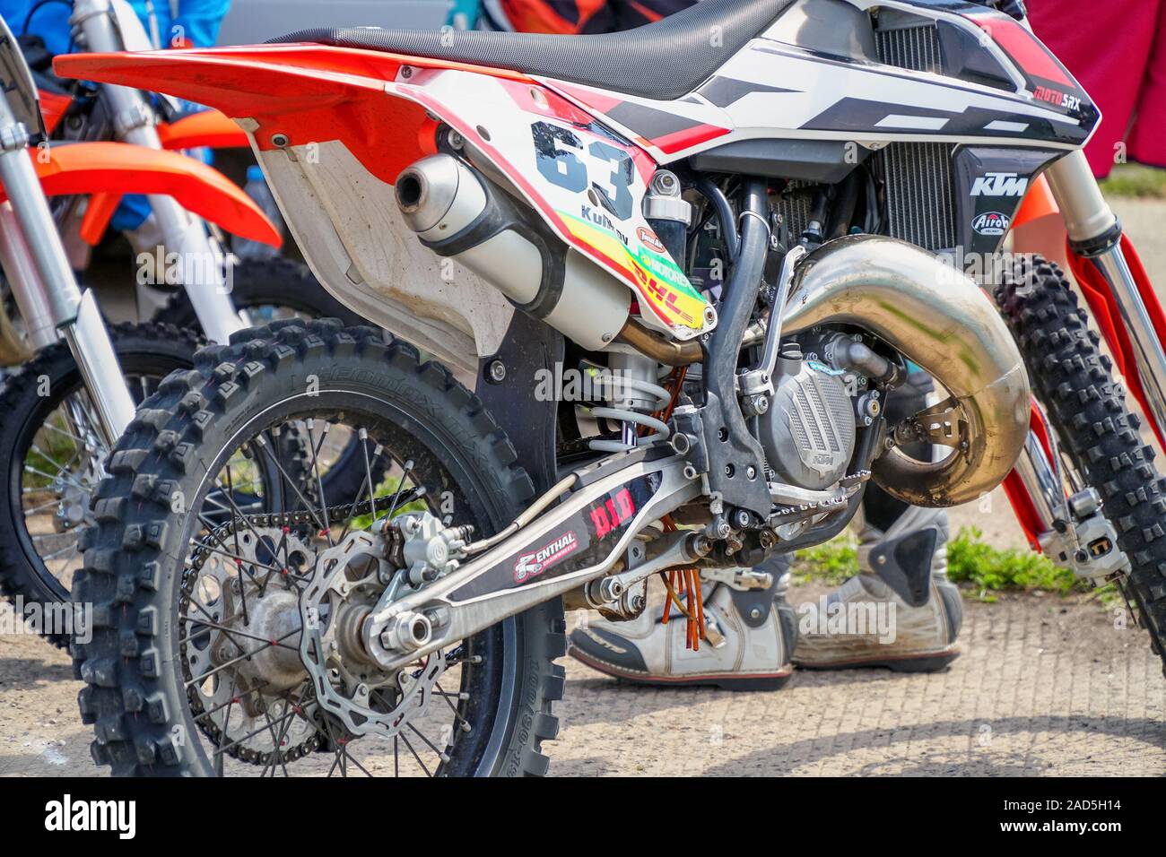 Samara, Russie - le 17 août 2019 : course d'Enduro moto dans le parking.  Vue de côté. Moto Motocross Photo Stock - Alamy