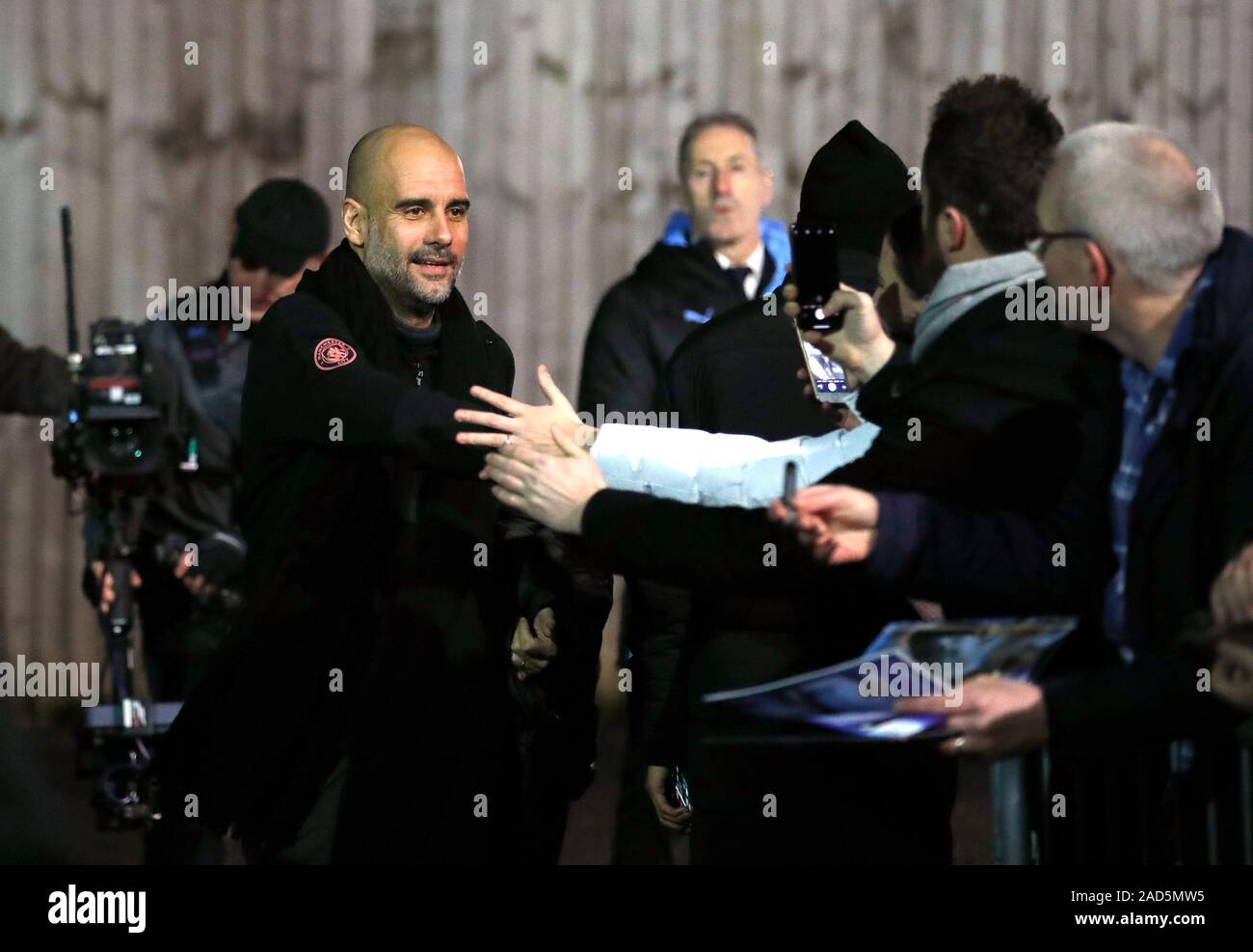 Manchester City manager Pep Guardiola salue des fans devant la Premier League match à Turf Moor, Burnley. Banque D'Images