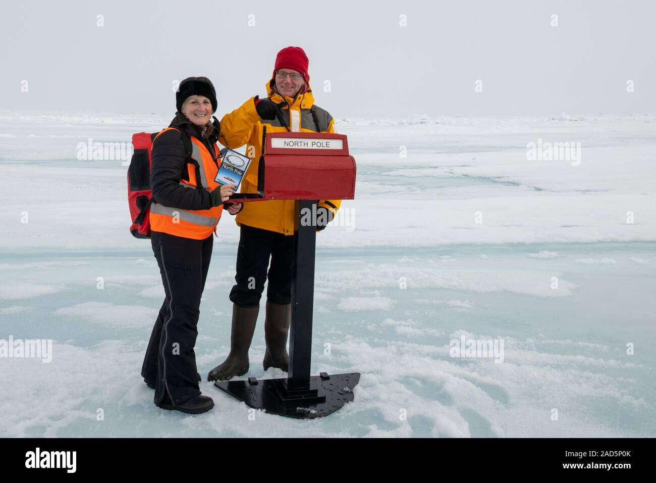 La Russie, l'Extrême-Arctique, au pôle nord géographique, 90 degrés nord. Expeditions les touristes en face du Pôle Nord boîte aux lettres. Banque D'Images