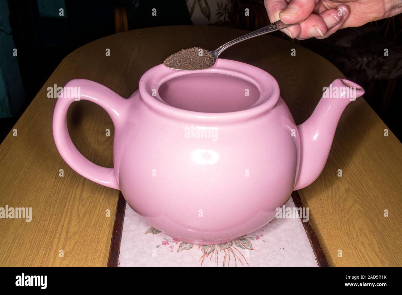 Les sachets de thé contiennent du plastique et prendre des mois ou des années à se décomposer, Leaf tea est un sachet de thé gratuitement. Banque D'Images