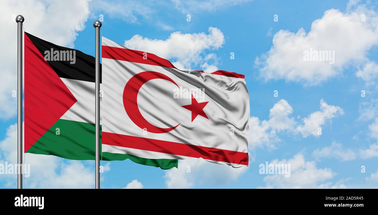 La Palestine et Chypre du Nord drapeaux dans le vent contre ciel bleu nuageux blanc ensemble. Concept de diplomatie, de relations internationales. Banque D'Images