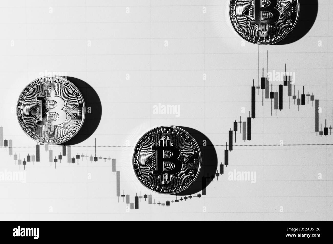 Bitcoin sur un fond noir et blanc. Cryptocurrency trading Photo Stock -  Alamy