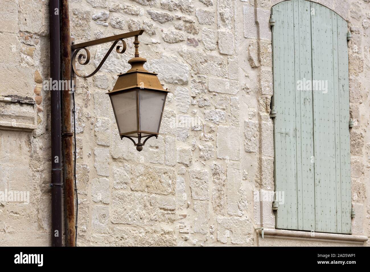 Façade de maison à lanterne dans la petite ville d'Uzès, dans le sud de la  France Photo Stock - Alamy