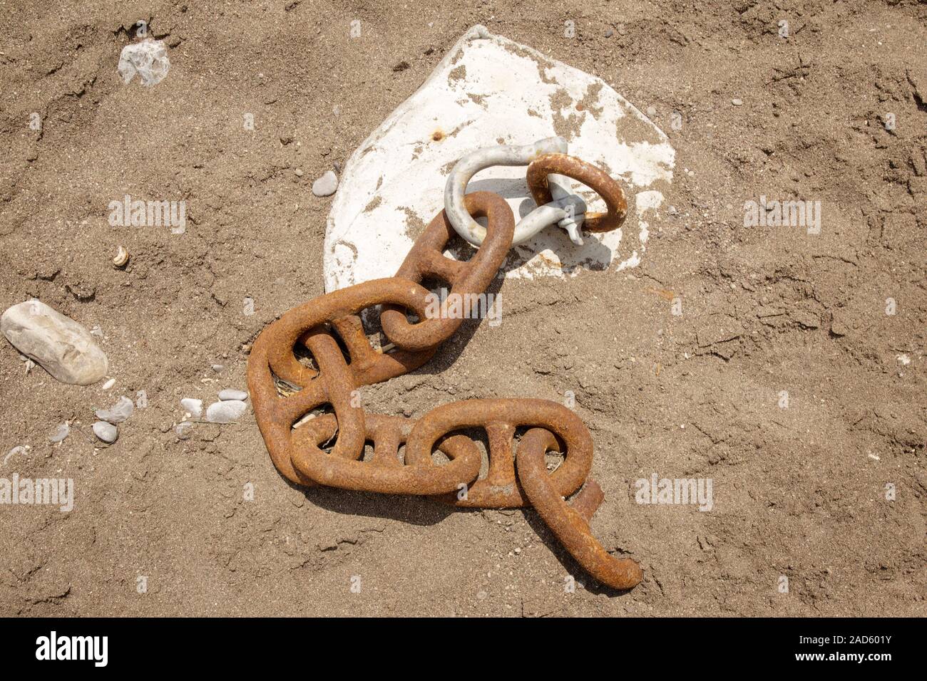 Les grandes chaînes de anchor point enterré dans la plage Banque D'Images