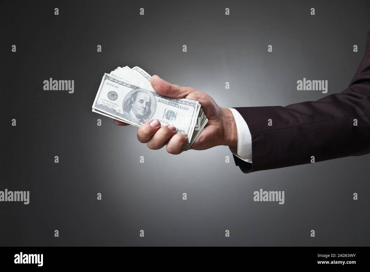 Businessman hand holding argent sur noir Banque D'Images