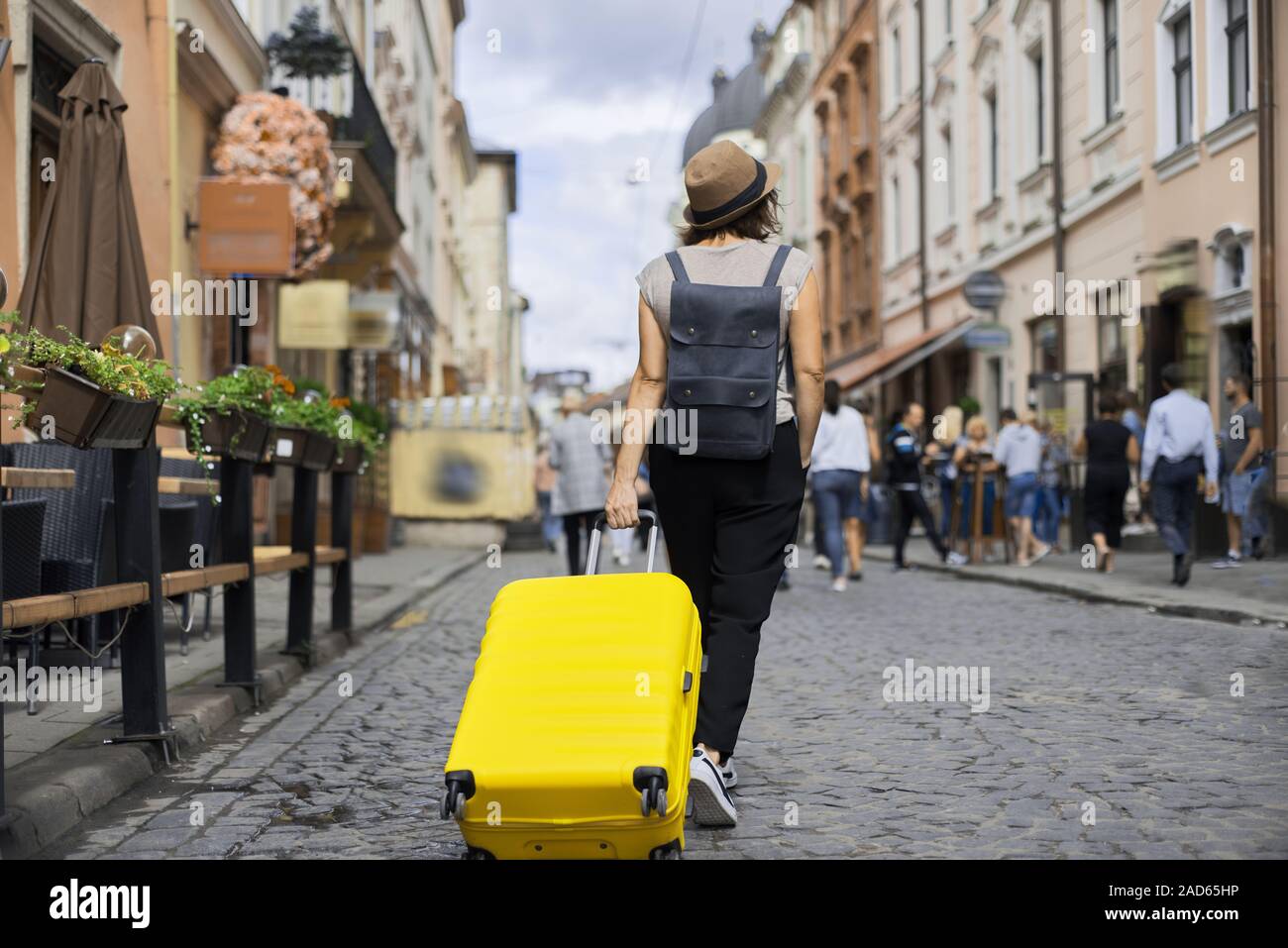 Les voyages touristiques dans la région de hat Femme avec sac à dos et valise walking Banque D'Images