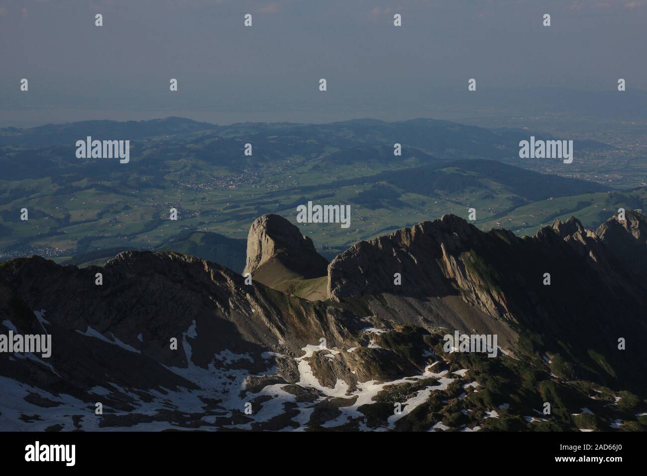 Ohrli, montagne de la gamme de l'Alpstein et collines sur un misty journée d'été. Banque D'Images