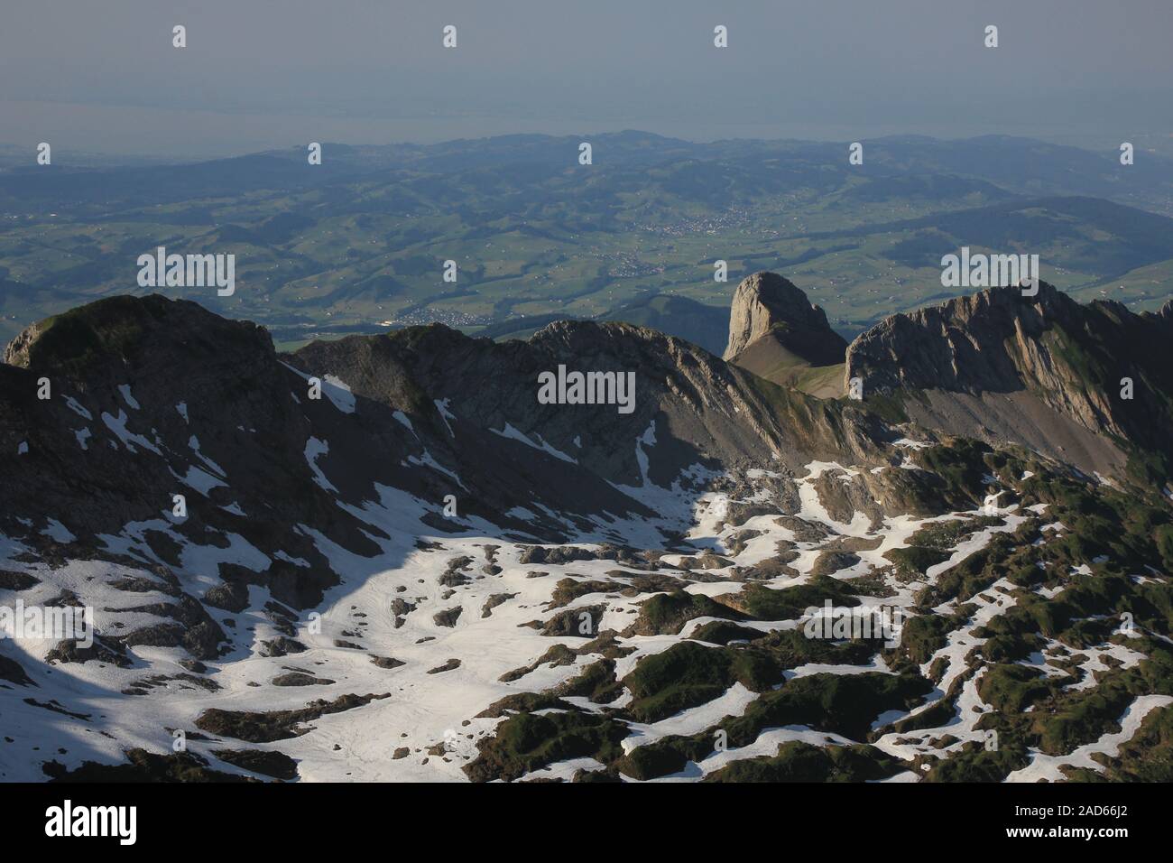 Couches de roches visibles dans la gamme de l'Alpstein, vue depuis le Mont Santis. Banque D'Images