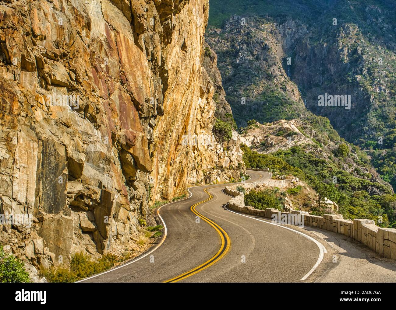 Route le long d'une falaise à Sequoia National Forest,California,USA Banque D'Images