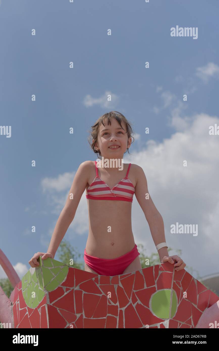 Une Petite Fille Se Repose Dans L Ete Dans Le Parc Aquatique Bebe Nage Dans La Piscine Fille 9 Ans Reposant Par L Eau Sex Connections In D Ete Pour Les Enfants Ete Photo Stock