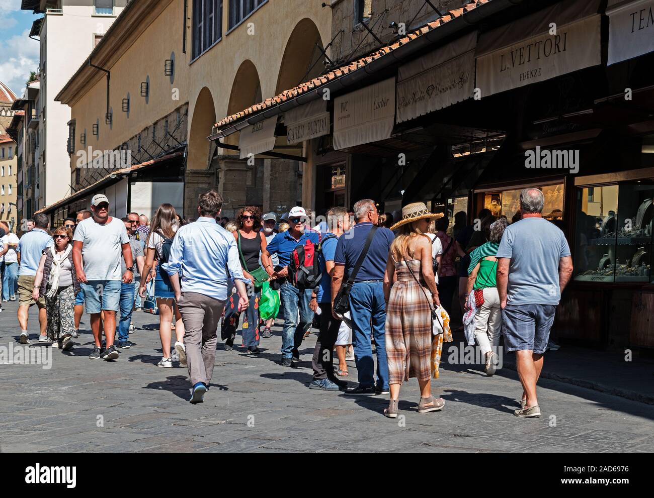 Visiteurs Touristes shopping sur le ponte Vecchio, les rues de Florence en Toscane, Italie. Banque D'Images