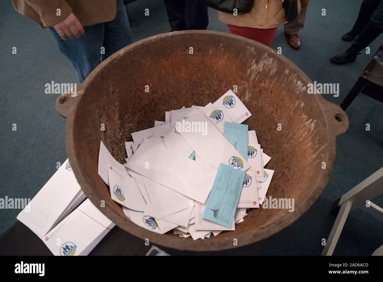 Pour les membres de l'église de l'argent pour rembourser la dette hypothécaire...la collecte dans une vieille casserole utilisée au début de mesdames de l'église pour faire cuire et vendre des denrées alimentaires. Banque D'Images