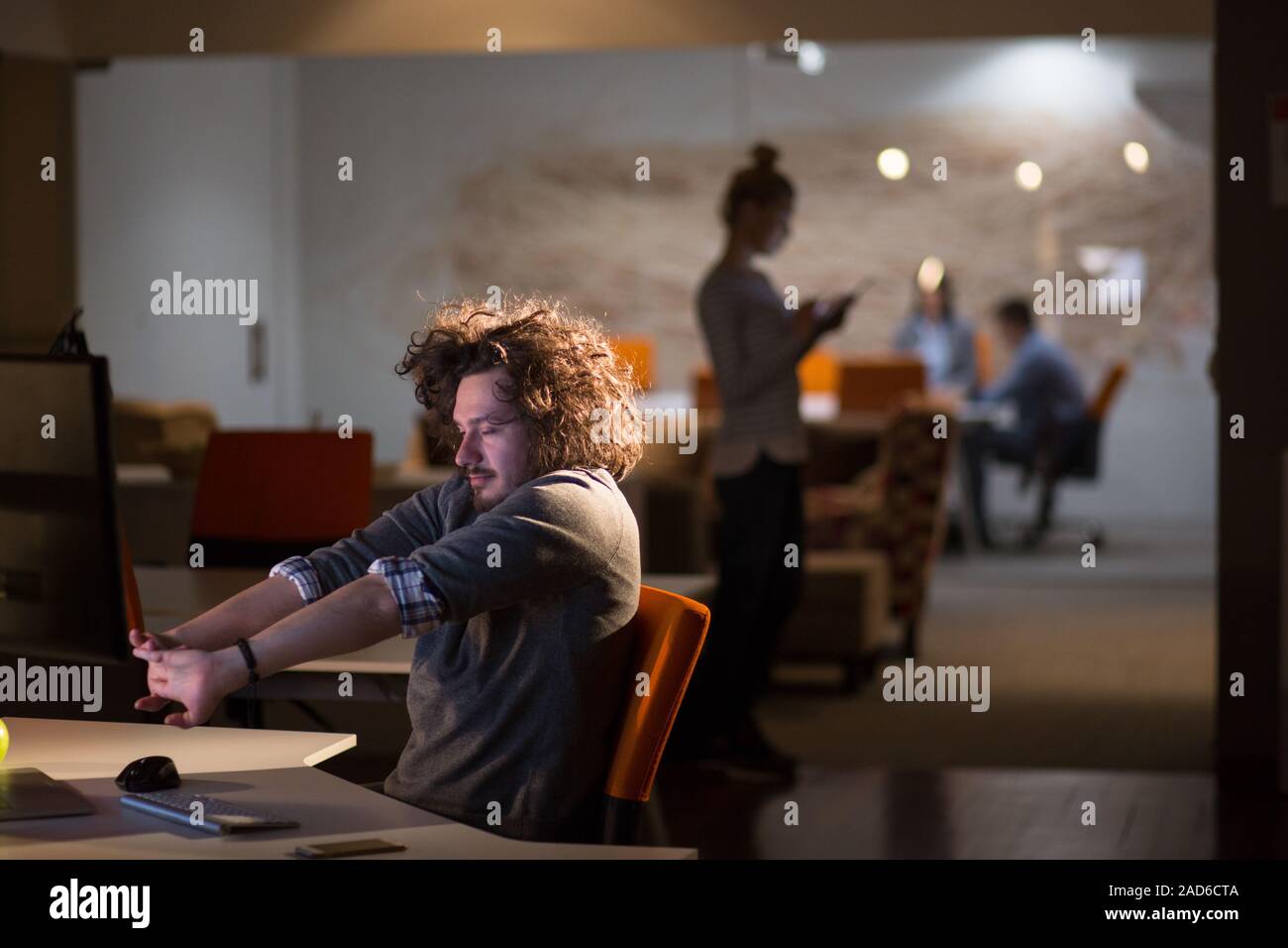 Businessman relaxing au bureau Banque D'Images
