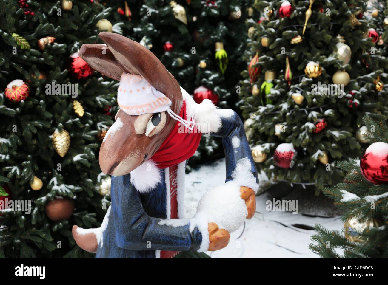 Boule de Noël avec lapin sur une rue d'hiver, le Nouvel An décorations dans la ville. Personnage de conte, maison de vacances, l'humeur de fête magique Banque D'Images
