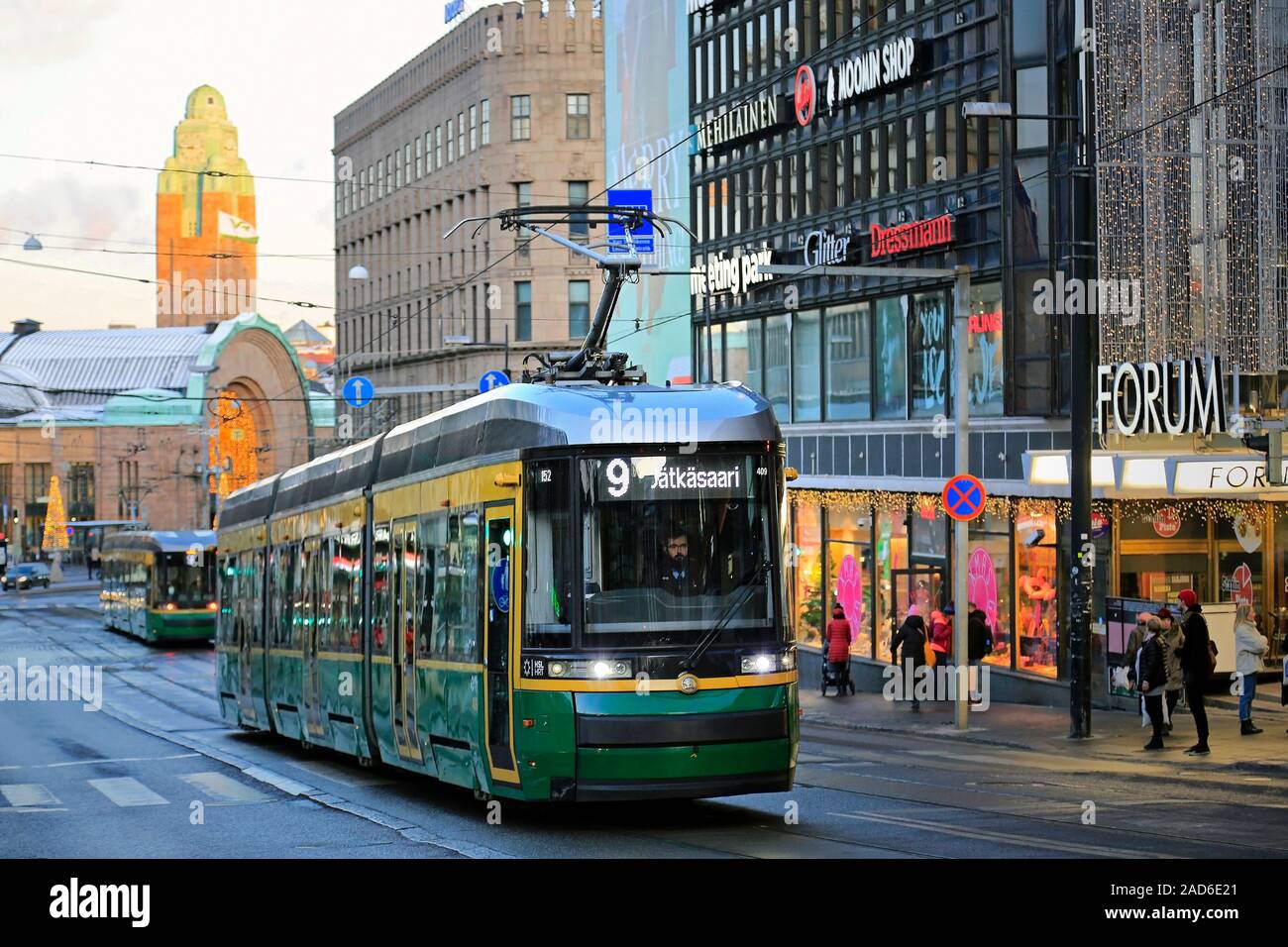 Le tramway numéro 9 HSL voyageant sur Simonkatu en face du centre commercial Forum sur un après-midi d'hiver à Helsinki, en Finlande. Le 3 décembre 2019. Banque D'Images