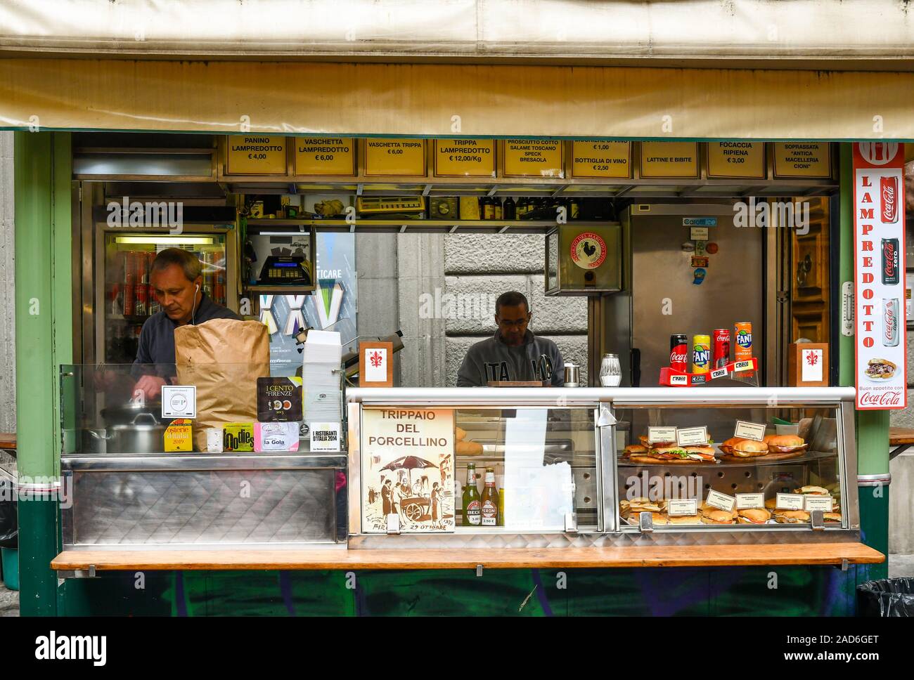 La cuisine hommes lampredotto tripes de sandwichs dans la rue historique 'kiosque alimentaire Trippaio del Porcellino' dans le centre de Florence, Toscane, Italie Banque D'Images