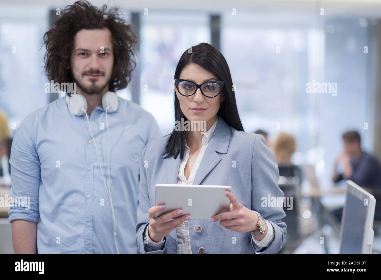 Les gens d'affaires travaillant avec tablette en bureau de démarrage Banque D'Images