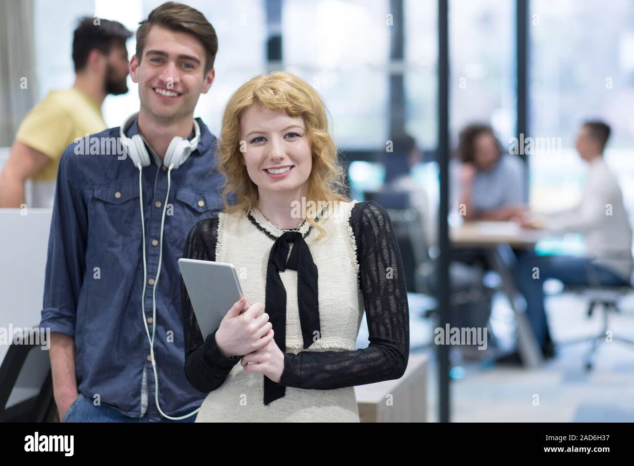 Les gens d'affaires travaillant avec tablette en bureau de démarrage Banque D'Images