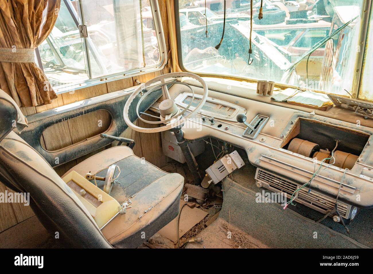 Tableau de bord de l'intérieur de vieux camion van bus dans un parc à ferrailles dans le désert de Phoenix Arizona USA Banque D'Images