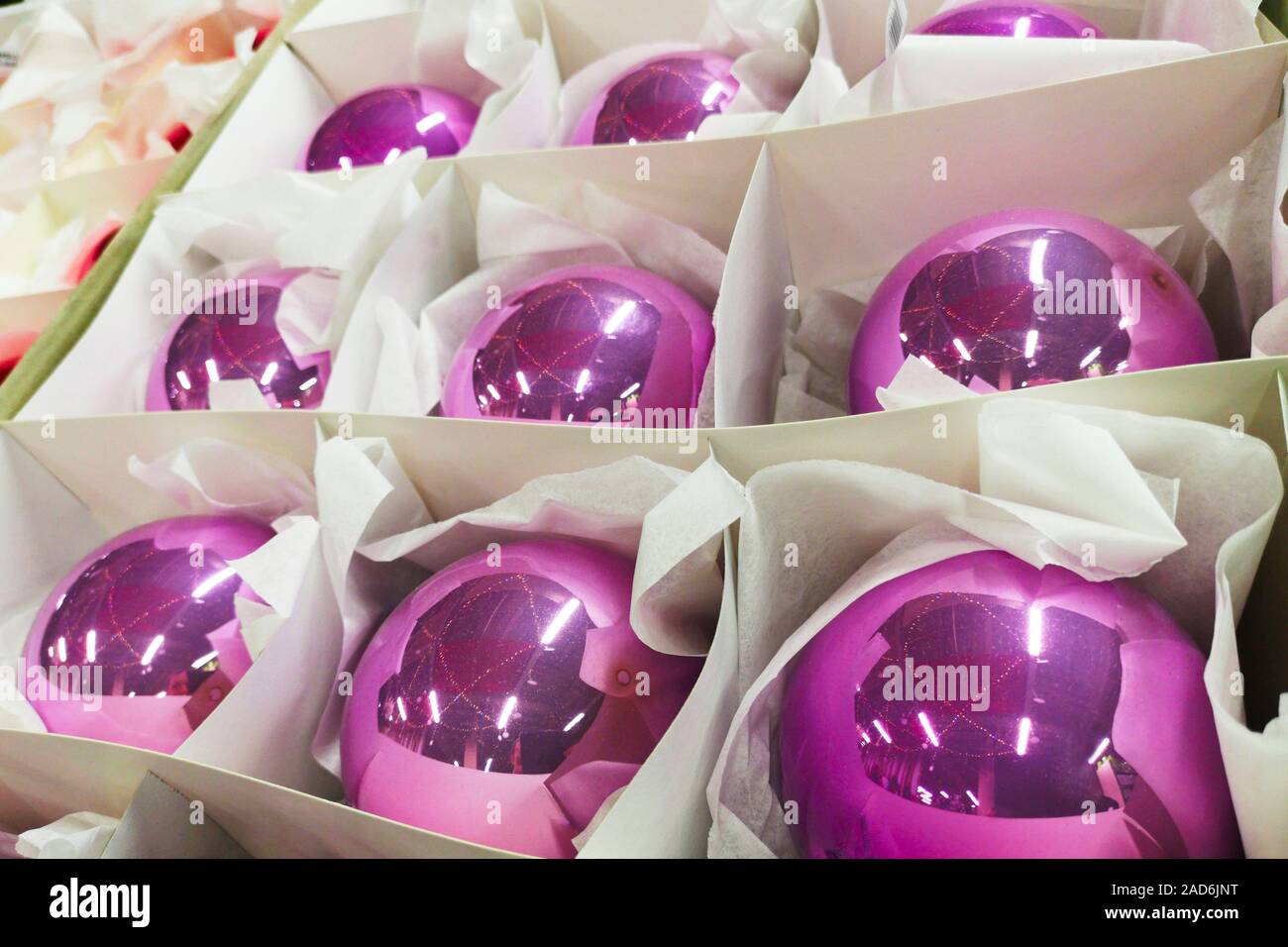 Les jouets de Noël en verre boules de rouge. Les arbres de Noël des jouets pour la vente. La veille du jour de l'esprit. Banque D'Images